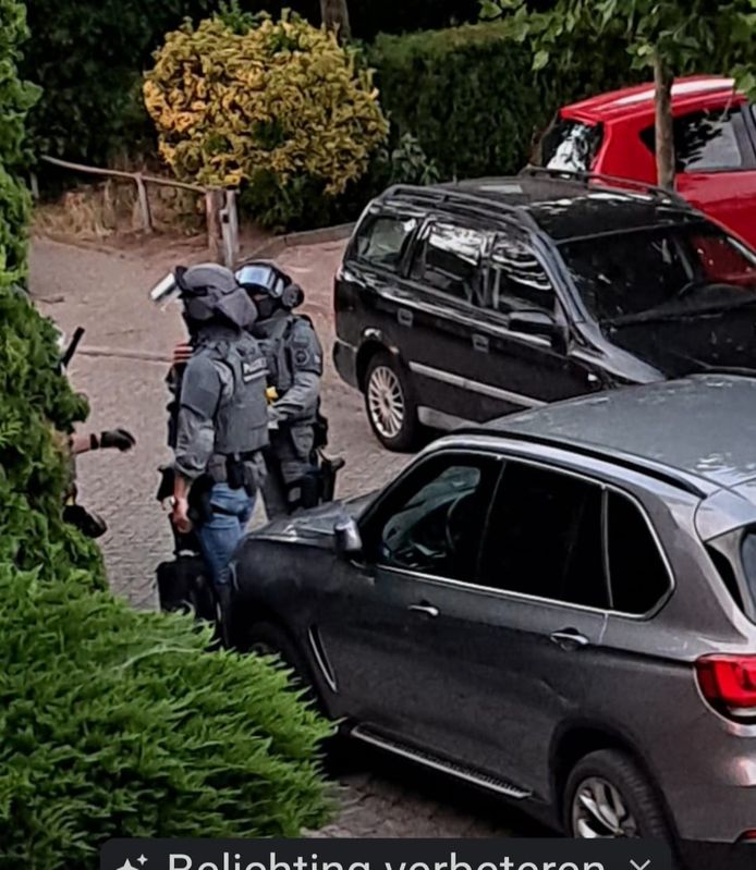Het arrestatieteam in de wijk in Helmond waar de 27-jarige werd opgepakt.