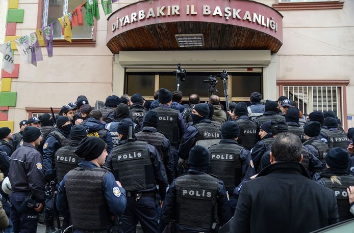 De Turkse oproerpolitie blokkeerde zondag het hoofdkwartier van de HDP in Diyarbakir nadat de partij had opgeroepen tot protest tegen het Turkse offensief in Syrië.