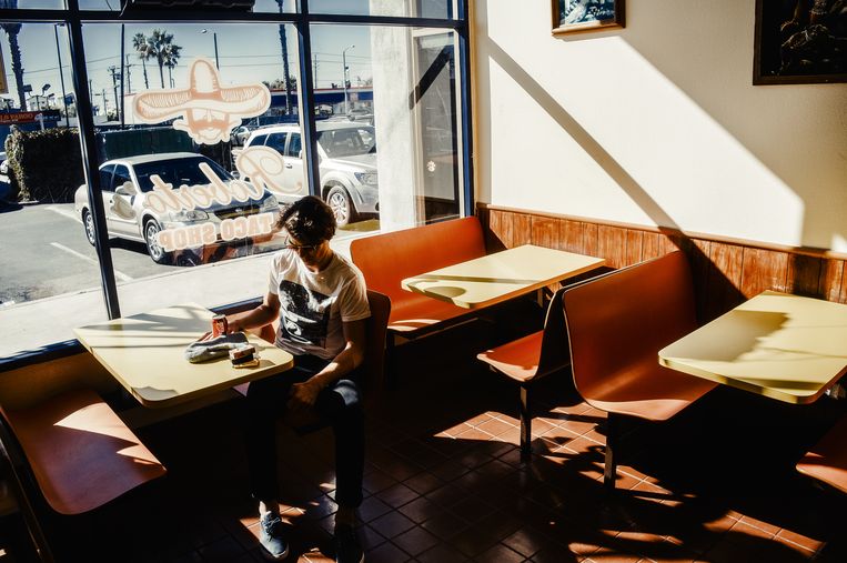 Skateboarder Axel Cruysberghs wacht op zijn lunch in Ocean’s Tide, Californië, 2012. Uit het skateboek 'Hallertau' van Thomas Sweertvaegher.  Beeld Thomas Sweertvaegher