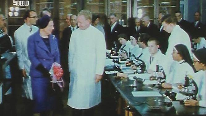 Oude films van de universiteit met roomse nonnen achter de microscoop en langharige krakers op het dak   