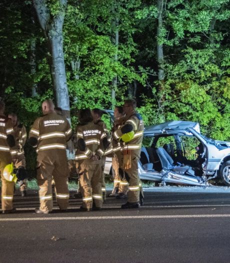 Ernstig ongeval bij Doorwerth: automobilist pas na uur bevrijd en zwaargewond naar ziekenhuis