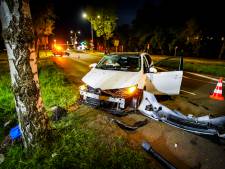 Auto knalt tegen boom op rondweg in Eindhoven, twee gewonden
