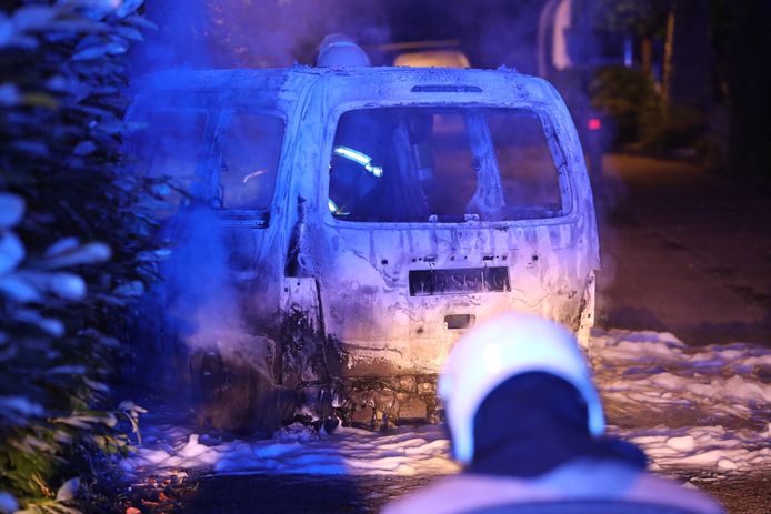 Auto in vlammen op aan het Hopveld in Heeswijk-Dinter.