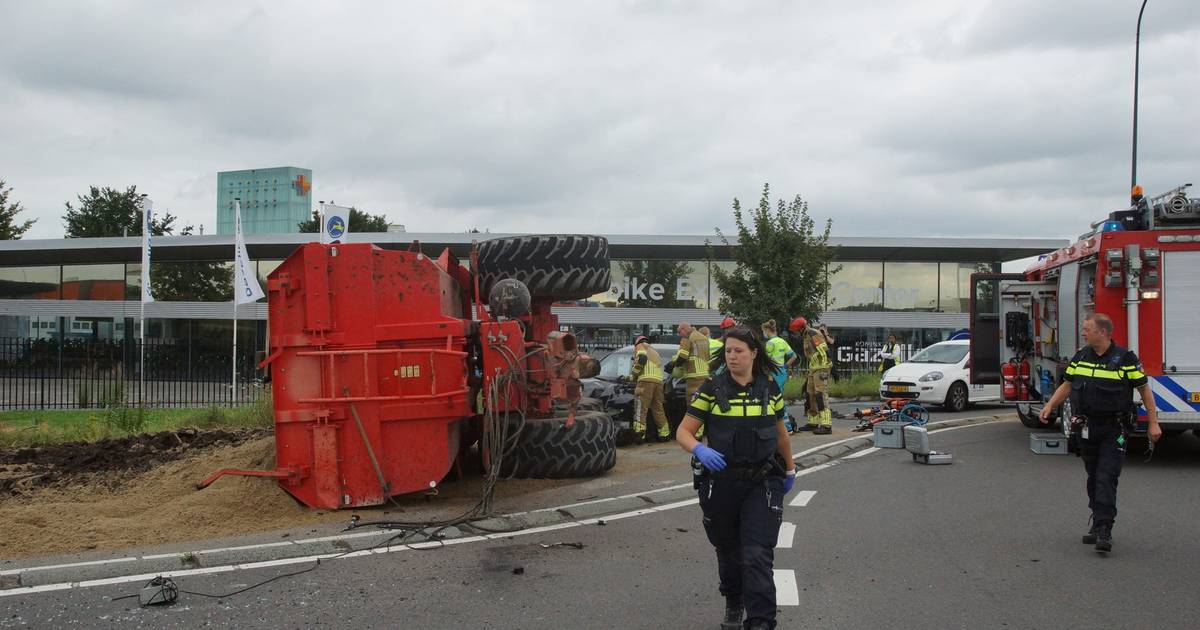 Trekker kantelt na botsing met auto in Waalwijk: automobilist raakt bekneld.