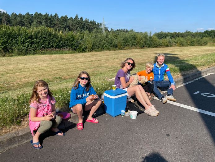De familie Ummels laadt zelf ook even op terwijl hun Kia aan de laadpaal hangt.