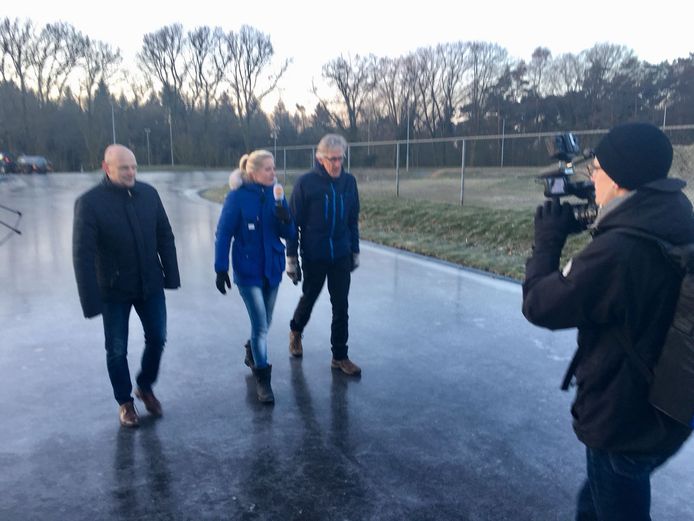 WNL in Arnhem. Met links wethouder Gerrie Elfink, en rechts voorzitter Jan Wardenaar van ijsclub Thialf.