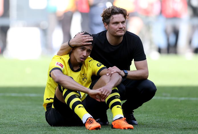 Een ontroostbare Jude Bellingham na het mislopen van de Duitse titel met Borussia Dortmund.