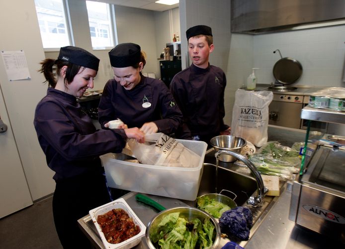 Studenten van Leerhotel Het Klooster, onderdeel van MBO Amersfoort, zijn aan de slag in de keuken.