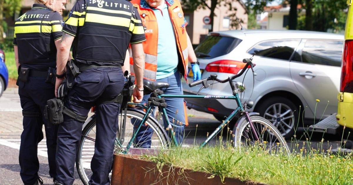 Fietser aangereden door auto op rotonde in Den Bosch, traumahelikopter landt bij Sportiom.