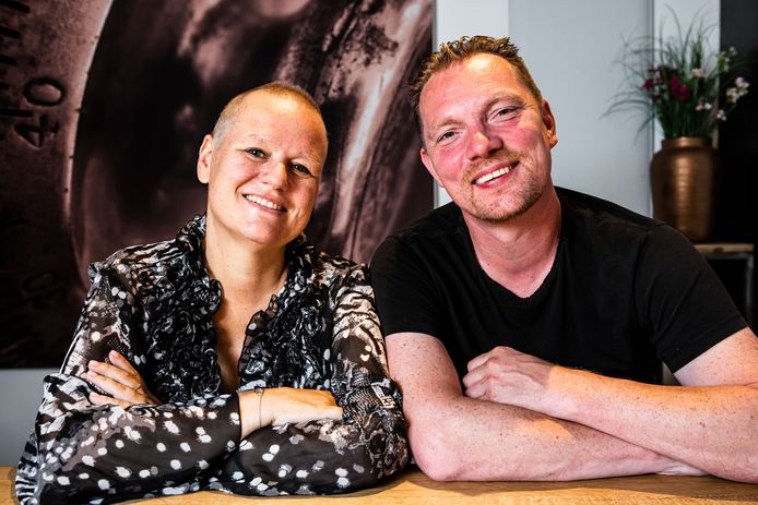 Mariska de Vries heeft uitgezaaide darmkanker. Het personeel van haar restaurant is een crowdfunding gestart om haar laatste wens, een reis naar Zuid Afrika voor haar man Jurgen en twee dochters, in vervulling te laten gaan.
