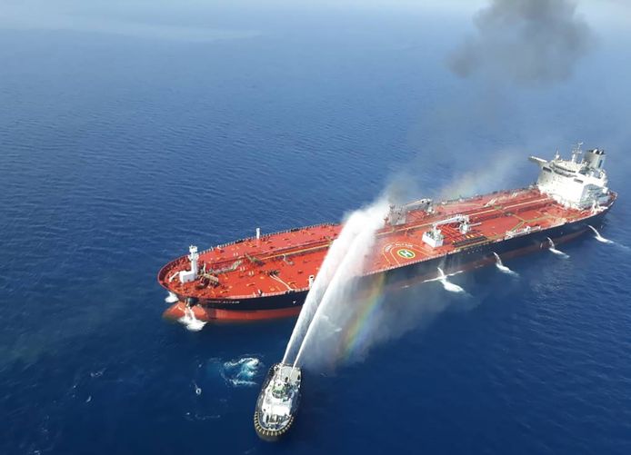 Een Iraans marineschip probeert de brand te blussen op de Noorse olietanker Front Altair.