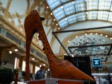 Reusachtige oranje stiletto in Stadsfeestzaal om geweld tegen vrouwen aan te kaarten