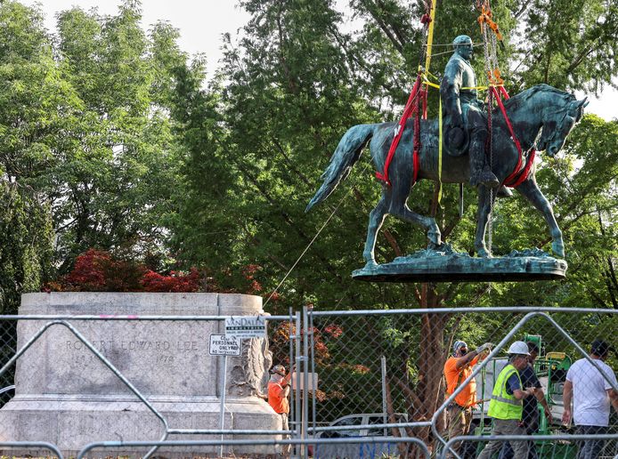 Beeld van het verwijderen van het standbeeld van generaal Lee in Charlottesville, Virginia.