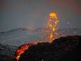 Un photographe prend un cliché à couper le souffle d'une éruption volcanique et d'une aurore boréale
