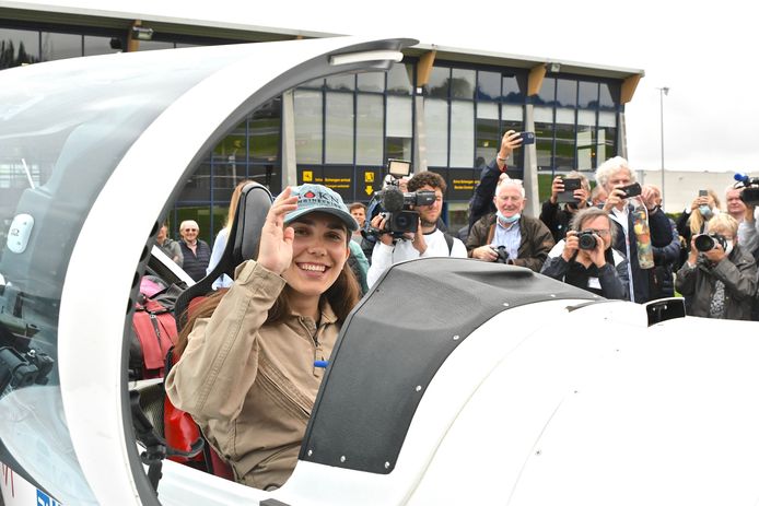 Zara Rutherford vertrok woensdagmorgen onder massale belangstelling uit Wevelgem voor haar solovlucht.