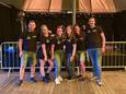 Het jeugdige bestuur van de Stichting Woerkumse Week, dat voor volgende week een vol activiteitenprogramma voor Woudrichem samenstelde.
Foto Woerkum Feestweek