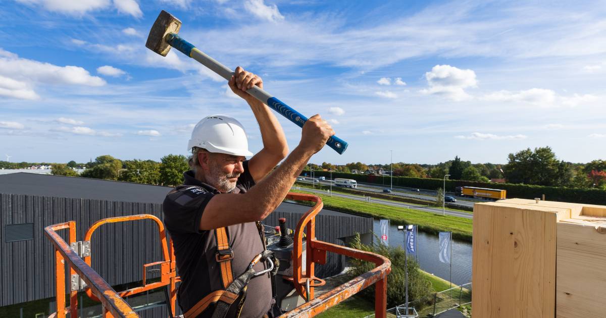 Bam! Weer een stuk van het bouwpakket op z'n plek: lego voor volwassenen langs de A59 - BN DeStem