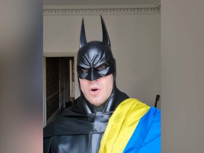 KIJK. Mysterieuze Batman uit Britain’s Got Talent, die uitzending onderbrak voor Oekraïne, zet zijn masker af
