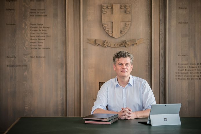 Bart Van Hulle op een 'statieportret' in het gemeentehuis van Maldegem.