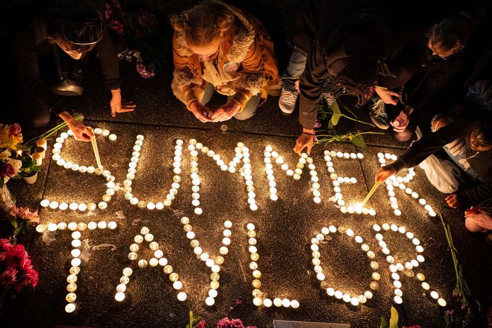 Manifestanten steken kaarsjes aan om Summer Taylor te herdenken.