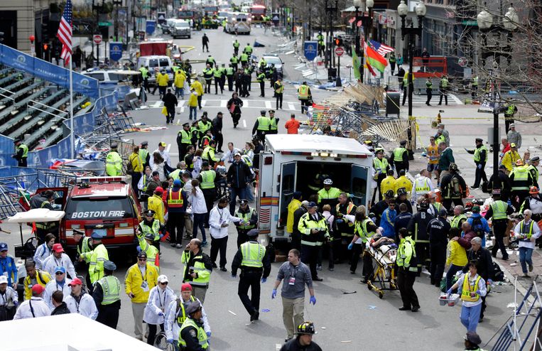 Medische hulpdiensten kort na de twee explosies in Boston op 15 april 2013. Beeld ap
