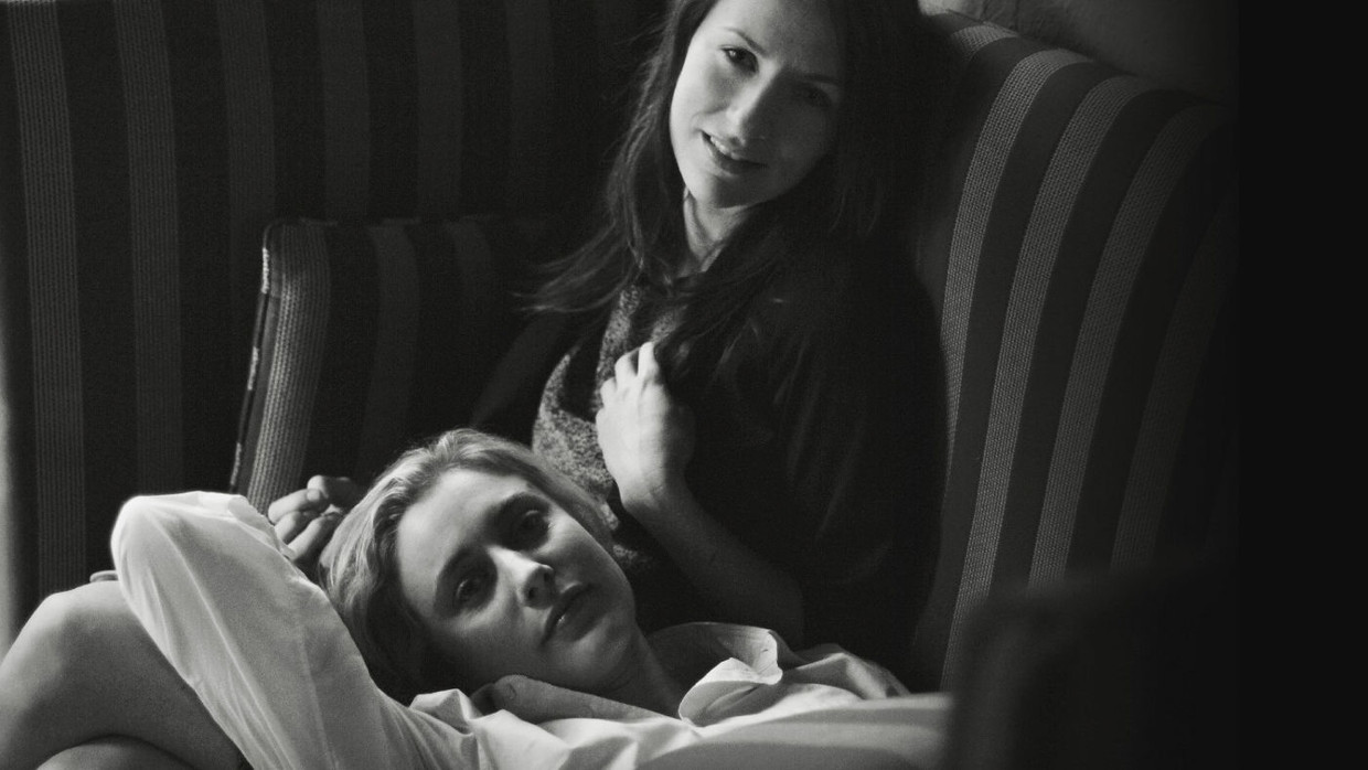 Greta Gerwig (onder) in 'Frances Ha', de grotestadsfilm die een instant publiekslieveling werd. Beeld rv