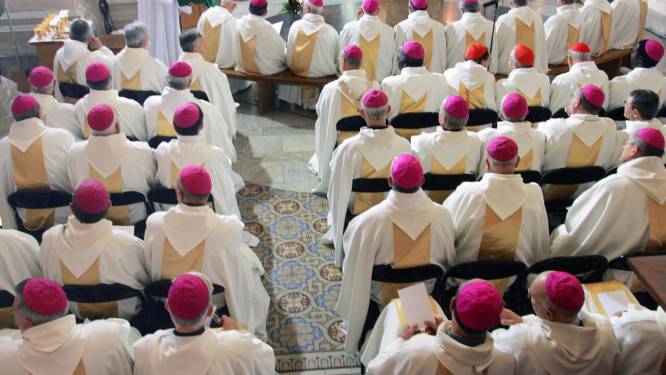 Pédocriminalité dans l’Église: appel à la démission des évêques en France