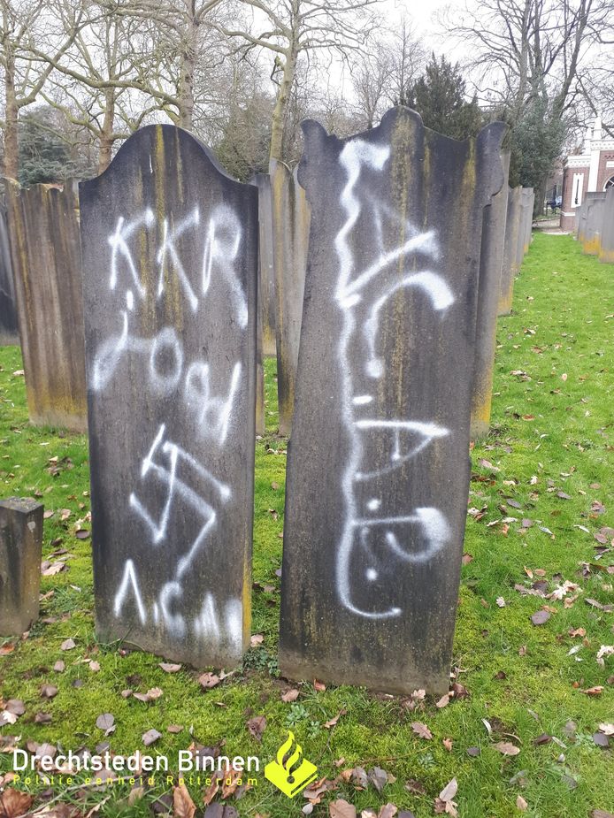 Twee graven op de Joodse begraafplaats in Dordrecht zijn beklad met antisemitische leuzen.