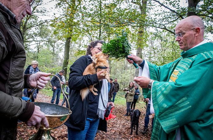Pastor Wilfred van Nunen zegent de dieren die zijn meegekomen naar de Hubertusviering bij de Heilige Eik in Oirschot.