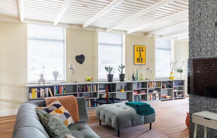Het eindresultaat van de metamorfose, met daarin onder andere een boekenkast tegen de radiatoren, die op maat is gemaakt zodat de warmte z'n werk nog wel kan doen.