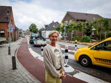 Bewoners Molenstraat in Goor staan met de rug tegen de muur