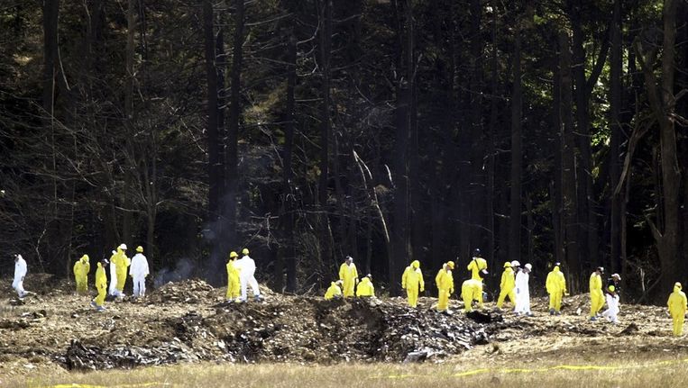 Onderzoekers zoeken naar overblijfselen van passagiers van 'flight 93', in de bossen van Pennsylvania op 12 september 2001. © Reuters Beeld 