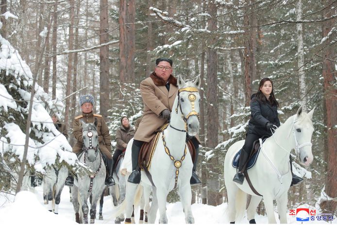 Kim Jong-Un en zijn vrouw Ri Sol-ju (rechts) te paard op de flanken van Korea’s heilige berg.