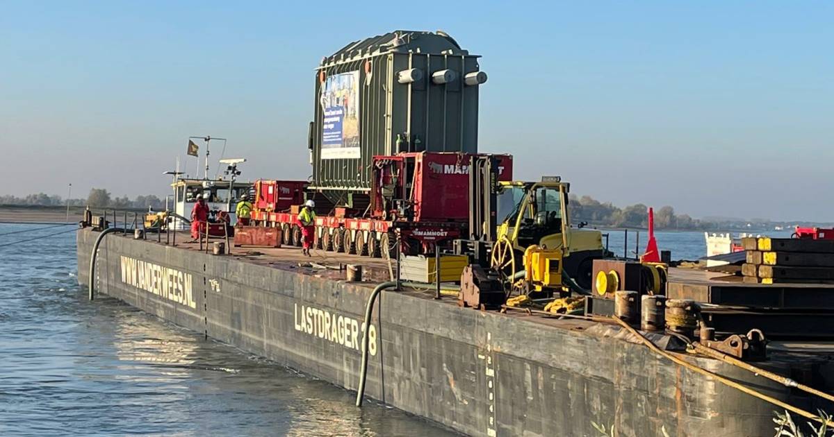 Veertien keer acht wielen laten 336.000 kilo dwars de A15 oversteken