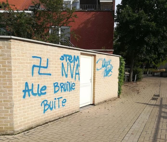 De vandalen spoten de boodschap 'Stem N-VA alle bruine buiten', samen met een hakenkruis, op de gevel van de moskee.