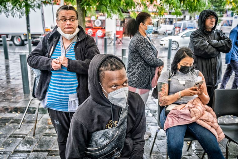 Semiprofvoetballer Abdoul Kaba in Sint-Gillis: ‘Ik wou dat vaccin heel graag, maar wist niet hoe.’ Beeld Tim Dirven