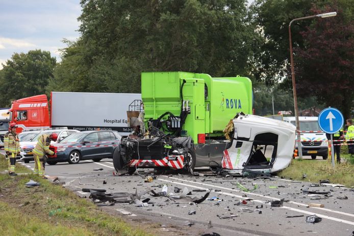De schade is groot na de botsing tussen beide vrachtwagens bij Vollenhove.