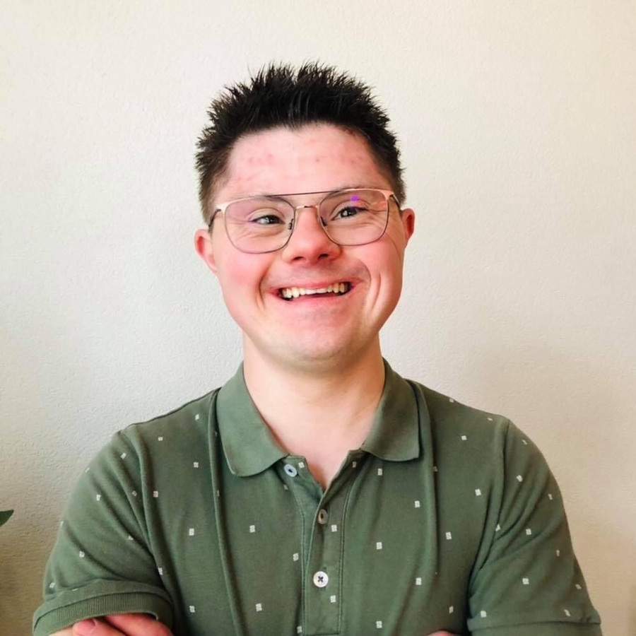 Jeroen (26) schittert in persco van Brownies&Downies ‘Wees lief voor