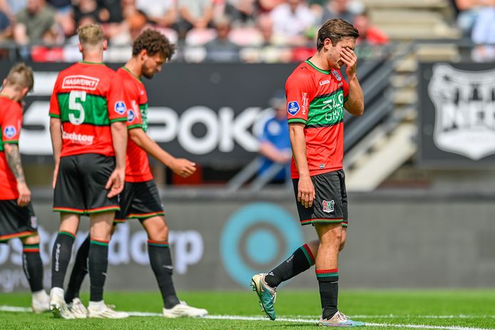 De spelers van NEC druipen af na de 0-3-nederlaag tegen AZ.