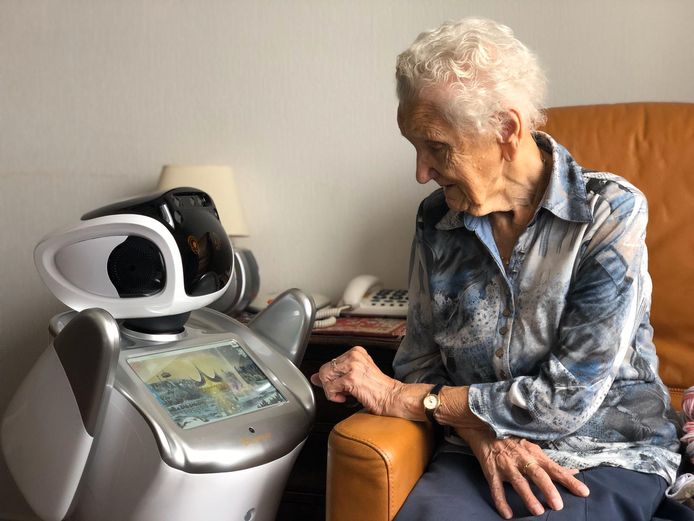 Zorgrobot Sara vertelt een bewoonster van zorgcentrum De Vossenberg in Kaatsheuvel een verhaal over De Efteling.