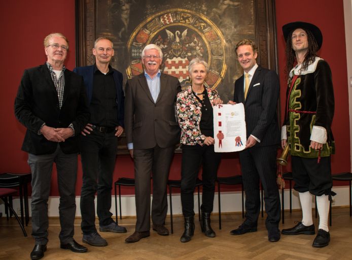 Het bestuur van de Stichting OHW: Kees van de Rotte, Arjen Rijsdijk, Jaap Verkroost, Margot Stolk en Pieter Verhoeve. Verder de Heraut van de Prins. De foto is genomen in het Gorcums Museum.
