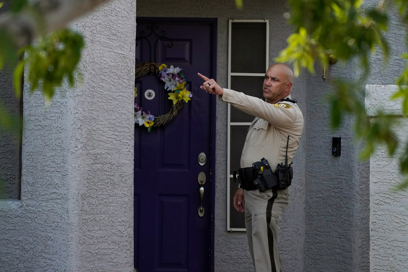 Een politieagent tijdens de huiszoeking van de woning van politicus Robert Telles.