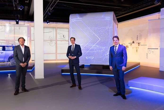Martijn Mentink (directielid Hermes),  gedeputeerde Christophe van der Maat en VDL-topman Willem van der Leegte (van links naar rechts) na de ondertekening van het contract voor de levering van 32 bussen.
