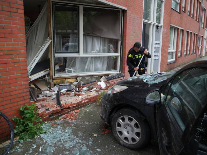 Auto vernielt volledige pui van woning aan de Linker Rottekade in Rotterdam
