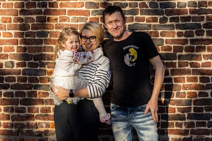 Assia Mukasheva zorgt voor Oekraïense vluchtelingen, hier met een papa en zijn driejarige dochtertje Milana.