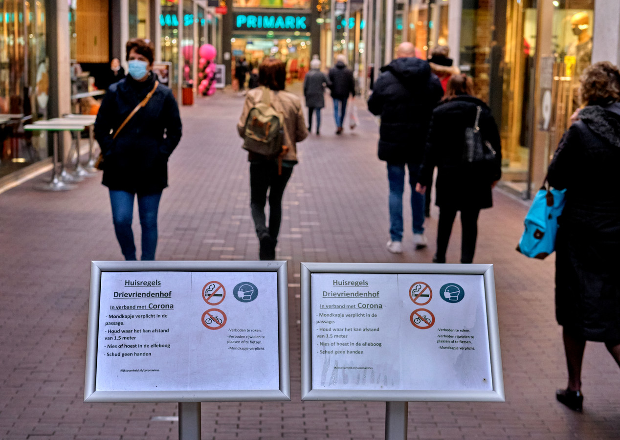 Borden wijzen bezoekers van winkelpassage Drievriendenhof op het houden van anderhalve meter afstand en de mondkapjesplicht.