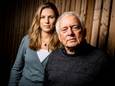 Ab van der Zanden (82) moet zijn dochter al bijna dertig jaar missen nadat ze op een zomermiddag spoorloos verdween. Kelly de Vries (links) schiet te hulp.