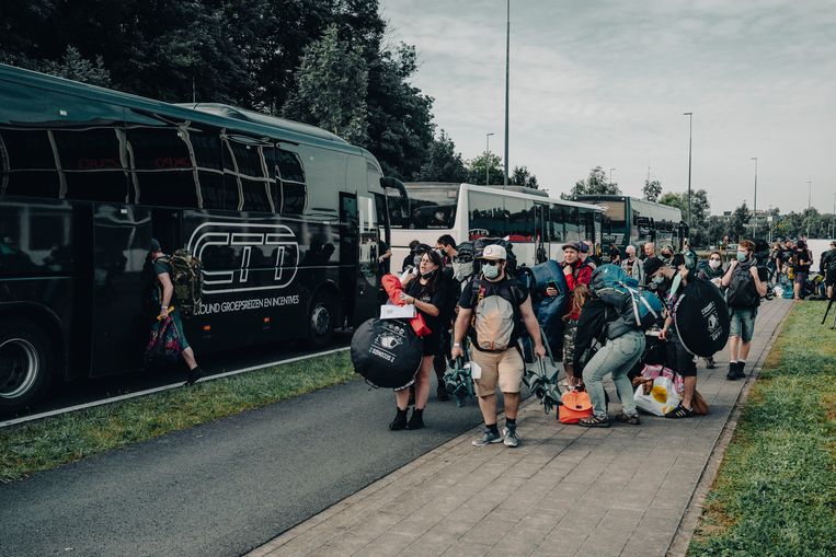 Met een bus worden ze vervolgens naar het festivalterrein gebracht. Beeld © Stefaan Temmerman