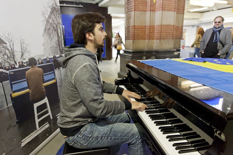 De Oekraïense pianist Markiyan Matsekh speelde op CS om mensen over te halen vóór het verdrag te stemmen. Beeld anp