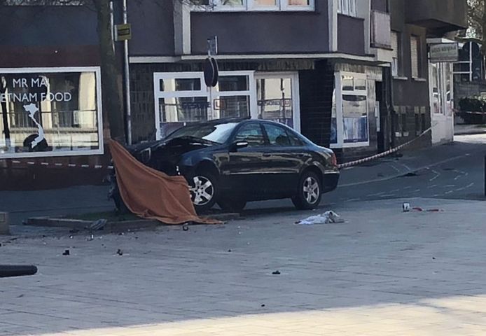 De beschadigde Mercedes van de Nederlander.